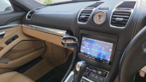 低音用スピーカーから音が出ない不具合の原因究明と対処を実施前の、ポルシェケイマン(981型)オーディオ全景