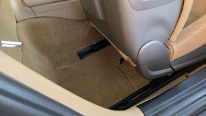 低音用スピーカーから音が出ない不具合の原因究明と対処を実施前の、ポルシェケイマン(981型)運転席下