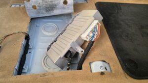 低音用スピーカーから音が出ない不具合の原因究明と対処を実施前の、ポルシェケイマン(981型)運転席下の純正アンプ動作確認