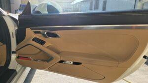 低音用スピーカーから音が出ない不具合の原因究明と対処を実施前の、ポルシェケイマン(981型)ドア