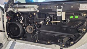 低音用スピーカーから音が出ない不具合の原因究明と対処を実施前の、ポルシェケイマン(981型)ドア内装取り外し後