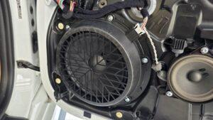 低音用スピーカーから音が出ない不具合の原因究明と対処を実施前の、ポルシェケイマン(981型)純正ドアスピーカー