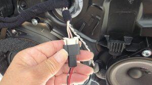 低音用スピーカーから音が出ない不具合の原因究明と対処を実施中の、ポルシェケイマン(981型)ドアスピーカー接続