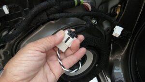 音質向上目的のドアウーハー交換とプロセッサー内蔵アンプ追加取り付けを実施中の、マツダアテンザ(GJ型後期)BOSE付車ドアウーハー接続