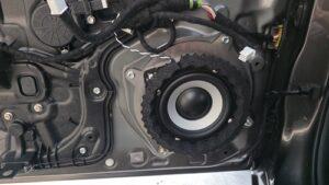 音質向上目的のドアウーハー交換とプロセッサー内蔵アンプ追加取り付けを実施後の、マツダアテンザ(GJ型後期)BOSE付車ドアウーハー