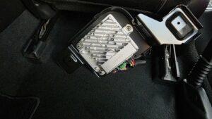 音質向上目的のドアウーハー交換とプロセッサー内蔵アンプ追加取り付けを実施前の、マツダアテンザ(GJ型後期)BOSE付車運転席下純正アンプ背面