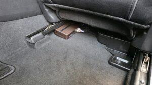 音質向上目的のドアウーハー交換とプロセッサー内蔵アンプ追加取り付けを実施後の、マツダアテンザ(GJ型後期)BOSE付車運転席下純正アンプへプロセッサー内蔵アンプ追加後