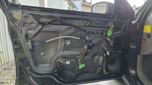 オーディオ音質向上目的のスピーカー交換を実施前の、ボルボV70ドア内装取り外し後