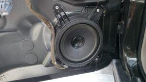 オーディオ音質向上目的のスピーカー交換を実施前の、ボルボV70純正ドアスピーカー