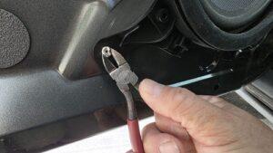 オーディオ音質向上目的のスピーカー交換を実施前の、ボルボV70純正ドアスピーカー固定リベット除去作業