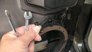 オーディオ音質向上目的のスピーカー交換を実施中の、ボルボV70ドアスピーカー固定台座とネジとナットと工具