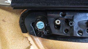 オーディオ音質向上目的のスピーカー交換を実施前の、ボルボV70純正ドアツィーター